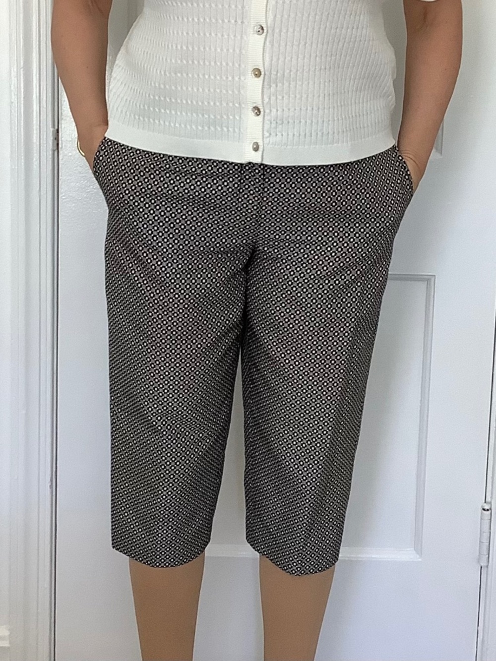 Ann Taylor Women’s Capri Pants Size 10P Black White Print Career Casual